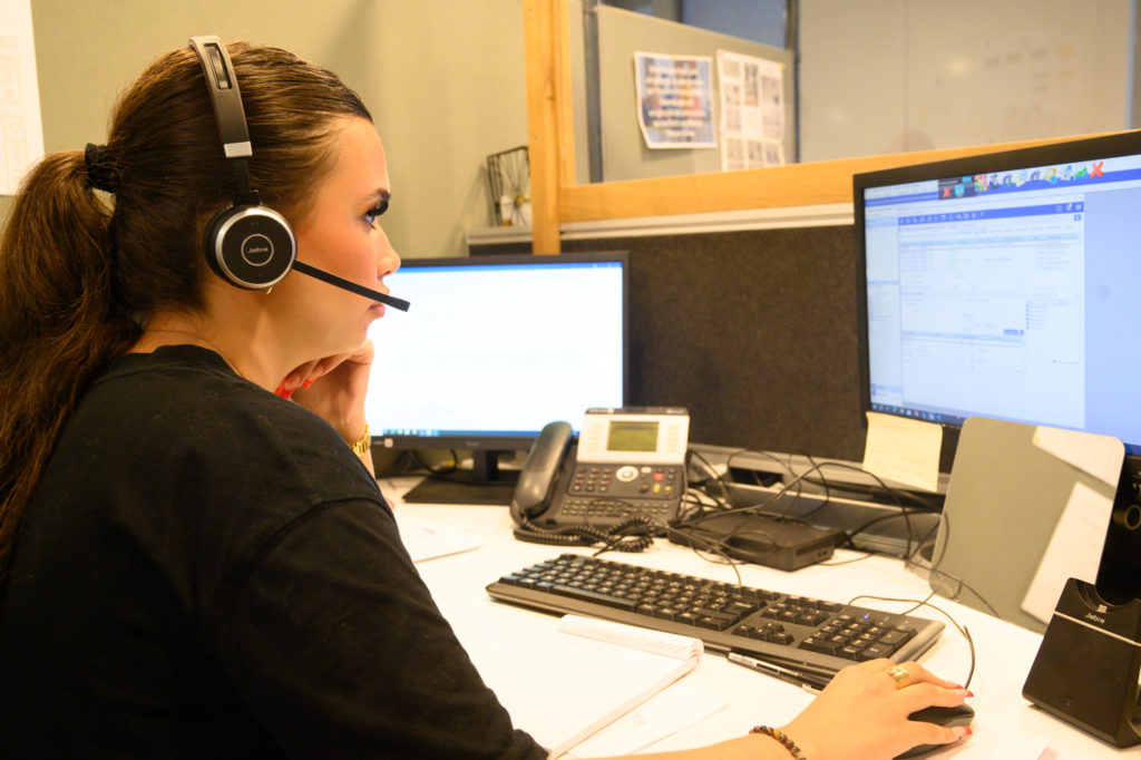 Collaborateur au téléphone au centre relation client Ophéa
