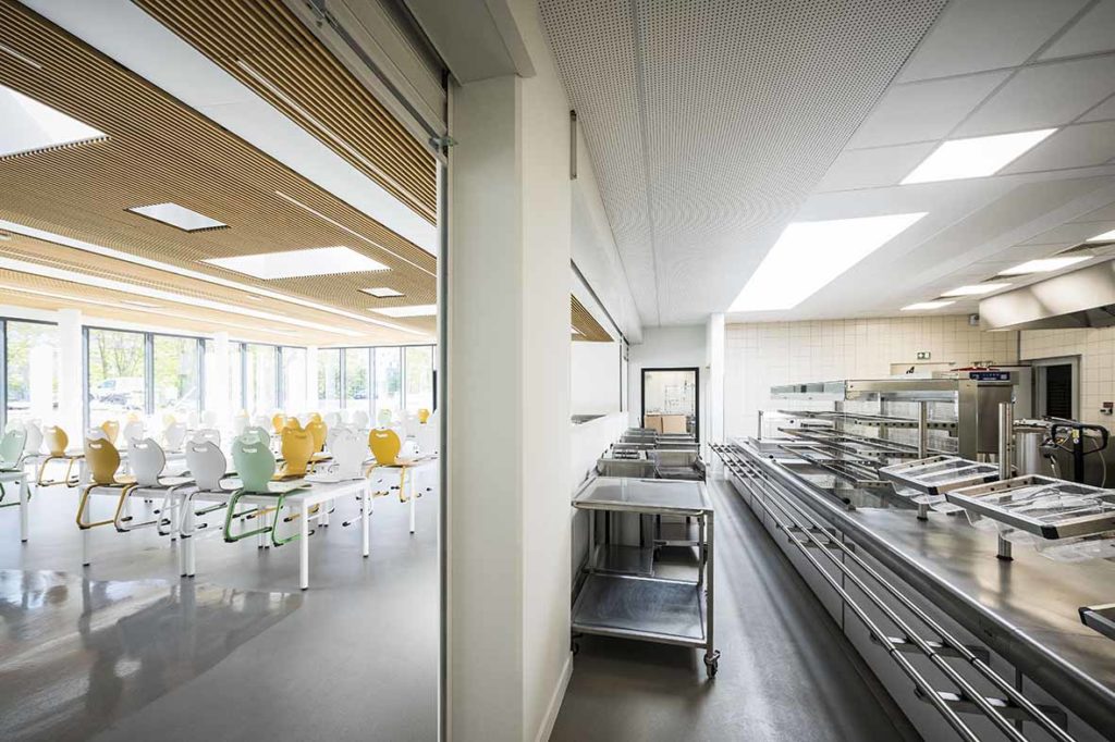 Salle de cantine vide à Strasbourg